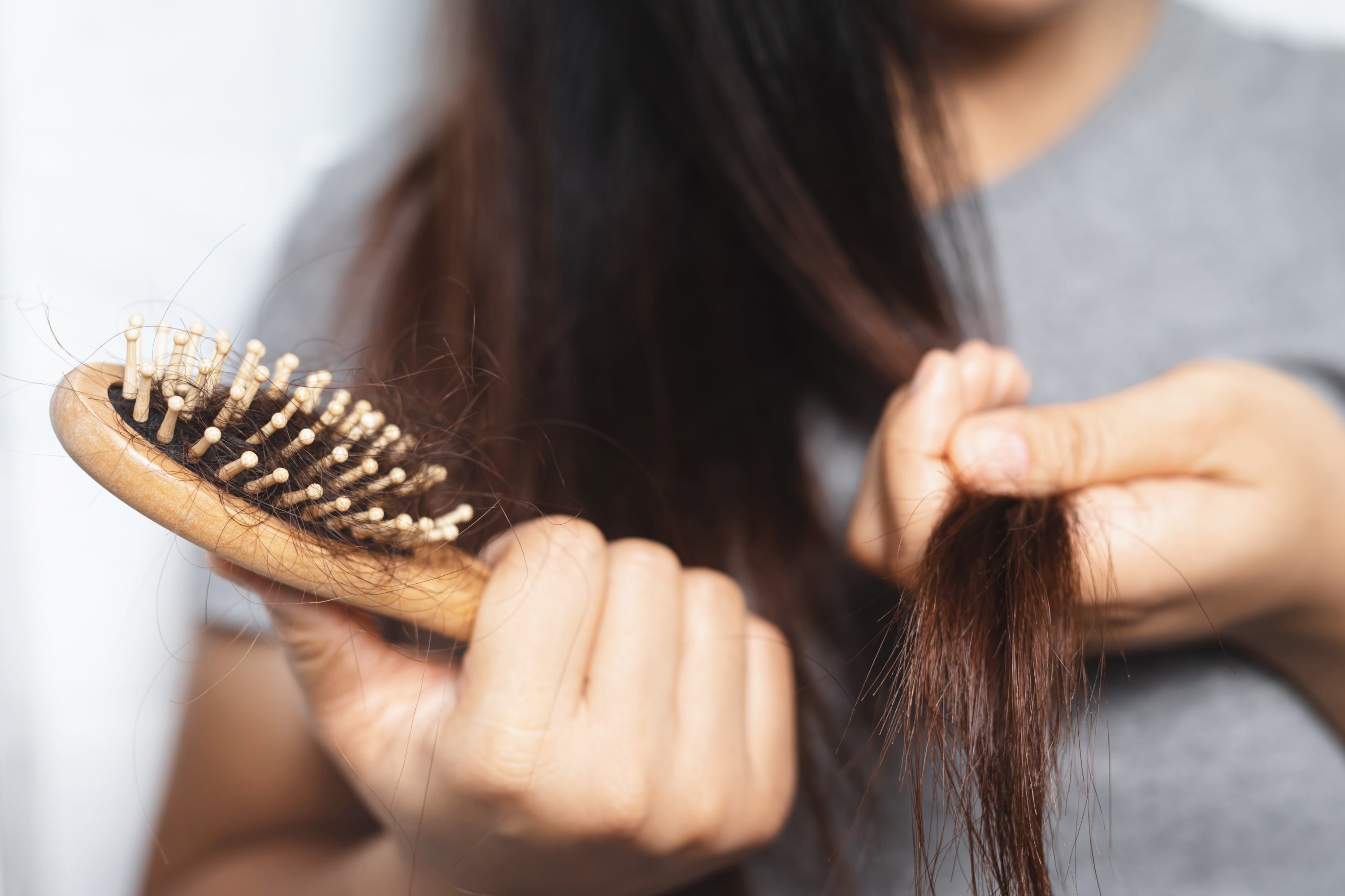 Penyebab Rambut Rontok pada Wanita yang Perlu Diketahui